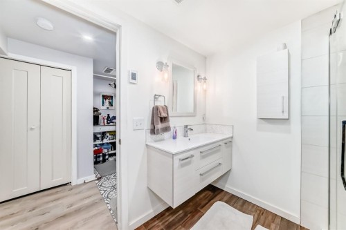 11-800 Bowcroft Place, Cochrane, AB - Indoor Photo Showing Bathroom