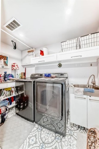 11-800 Bowcroft Place, Cochrane, AB - Indoor Photo Showing Laundry Room