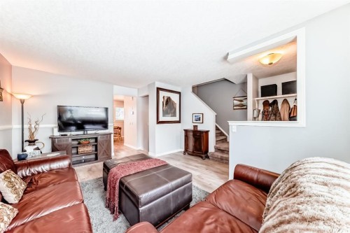 11-800 Bowcroft Place, Cochrane, AB - Indoor Photo Showing Living Room