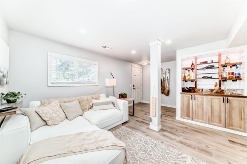 11-800 Bowcroft Place, Cochrane, AB - Indoor Photo Showing Living Room