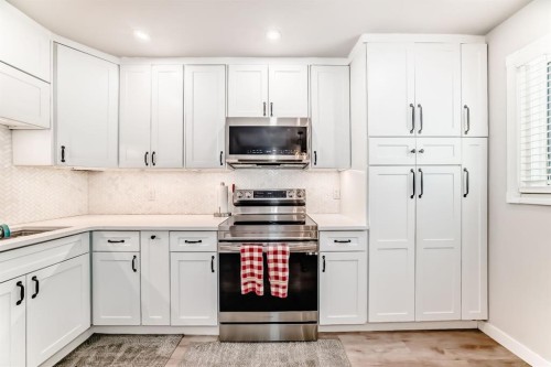 11-800 Bowcroft Place, Cochrane, AB - Indoor Photo Showing Kitchen