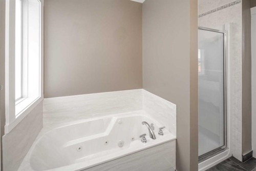 10514 Rockyledge Street Nw, Calgary, AB - Indoor Photo Showing Bathroom