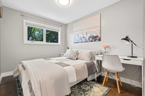 3912 40 Avenue Nw, Calgary, AB - Indoor Photo Showing Bedroom