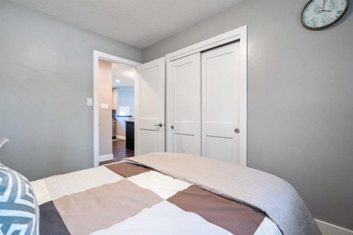 3912 40 Avenue Nw, Calgary, AB - Indoor Photo Showing Bedroom