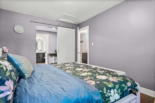 3912 40 Avenue Nw, Calgary, AB - Indoor Photo Showing Bedroom