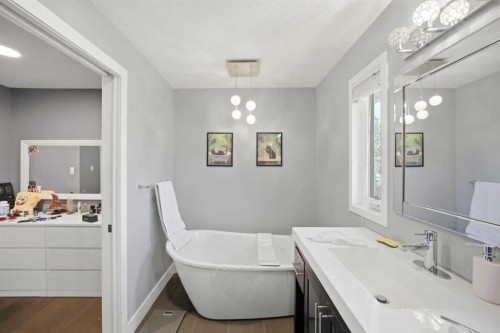 3912 40 Avenue Nw, Calgary, AB - Indoor Photo Showing Bathroom