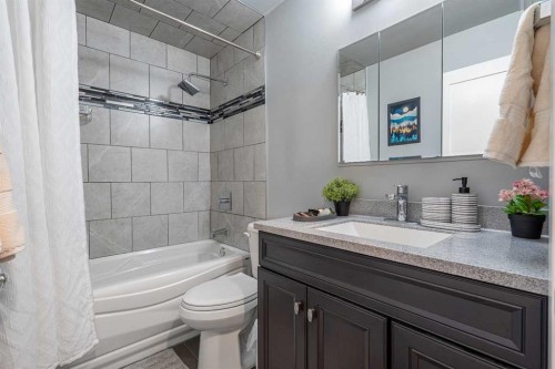 3912 40 Avenue Nw, Calgary, AB - Indoor Photo Showing Bathroom