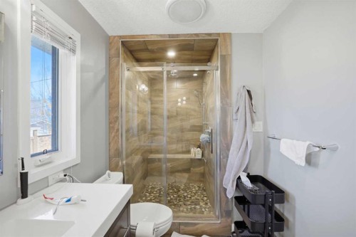 3912 40 Avenue Nw, Calgary, AB - Indoor Photo Showing Bathroom