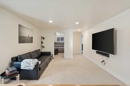 3912 40 Avenue Nw, Calgary, AB - Indoor Photo Showing Living Room