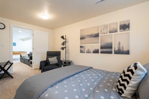 3912 40 Avenue Nw, Calgary, AB - Indoor Photo Showing Bedroom