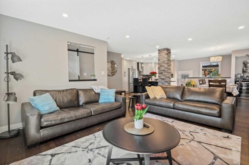 3912 40 Avenue Nw, Calgary, AB - Indoor Photo Showing Living Room