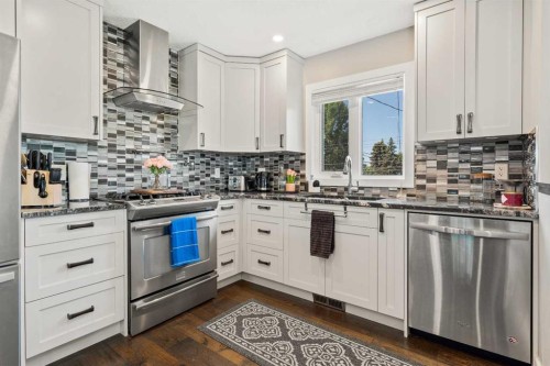 3912 40 Avenue Nw, Calgary, AB - Indoor Photo Showing Kitchen With Upgraded Kitchen