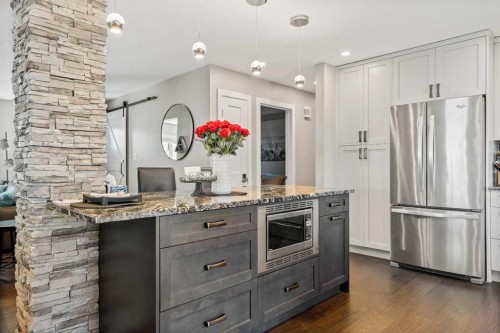 3912 40 Avenue Nw, Calgary, AB - Indoor Photo Showing Kitchen With Upgraded Kitchen