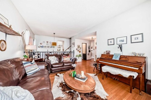 292 Waterstone Crescent Se, Airdrie, AB - Indoor Photo Showing Living Room
