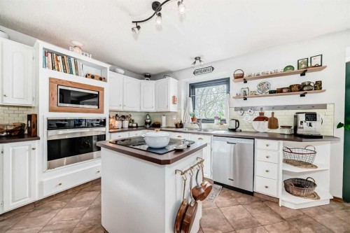 292 Waterstone Crescent Se, Airdrie, AB - Indoor Photo Showing Kitchen