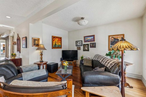 515 7 Street Ne, Calgary, AB - Indoor Photo Showing Living Room