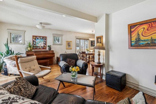 515 7 Street Ne, Calgary, AB - Indoor Photo Showing Living Room
