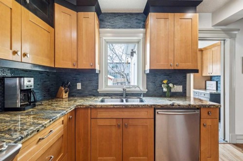 515 7 Street Ne, Calgary, AB - Indoor Photo Showing Kitchen With Double Sink