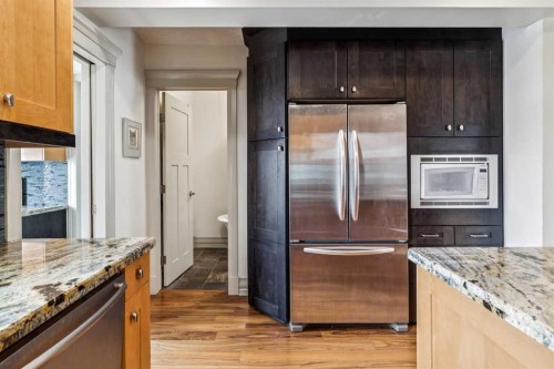 515 7 Street Ne, Calgary, AB - Indoor Photo Showing Kitchen With Upgraded Kitchen