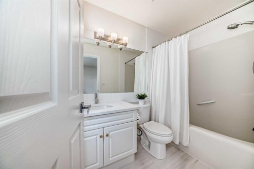 7608 21 Street Se, Calgary, AB - Indoor Photo Showing Bathroom