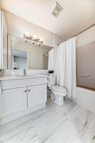 7608 21 Street Se, Calgary, AB - Indoor Photo Showing Bathroom