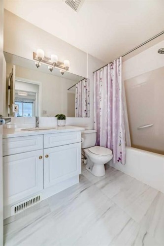 7608 21 Street Se, Calgary, AB - Indoor Photo Showing Bathroom