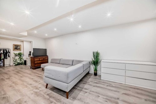 7608 21 Street Se, Calgary, AB - Indoor