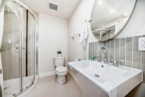 7608 21 Street Se, Calgary, AB - Indoor Photo Showing Bathroom
