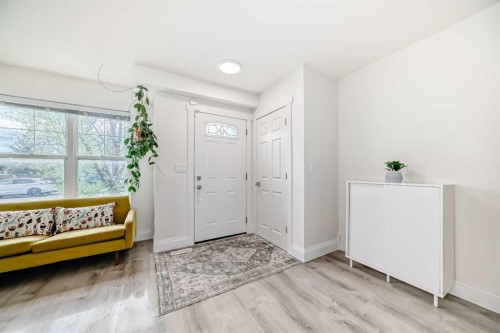7608 21 Street Se, Calgary, AB - Indoor Photo Showing Other Room