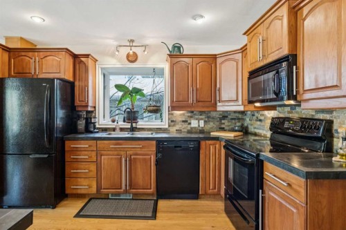 1043 32 Avenue Nw, Calgary, AB - Indoor Photo Showing Kitchen With Double Sink