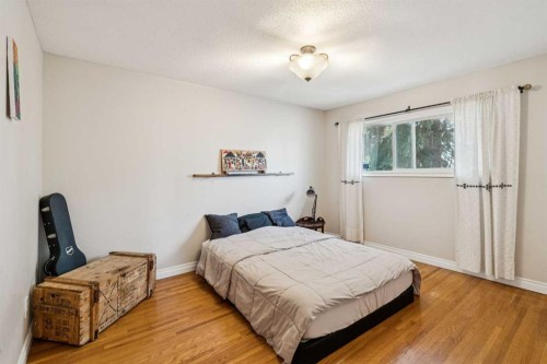 1043 32 Avenue Nw, Calgary, AB - Indoor Photo Showing Bedroom