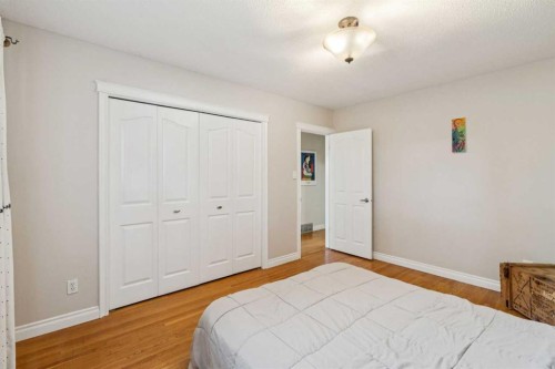 1043 32 Avenue Nw, Calgary, AB - Indoor Photo Showing Bedroom