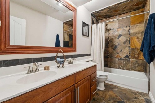 1043 32 Avenue Nw, Calgary, AB - Indoor Photo Showing Bathroom