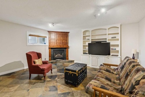1043 32 Avenue Nw, Calgary, AB - Indoor Photo Showing Living Room With Fireplace