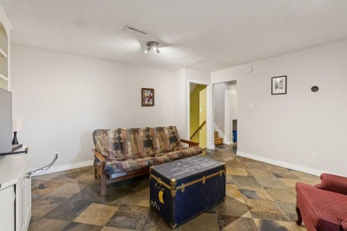 1043 32 Avenue Nw, Calgary, AB - Indoor Photo Showing Living Room