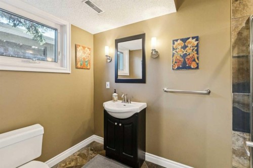 1043 32 Avenue Nw, Calgary, AB - Indoor Photo Showing Bathroom