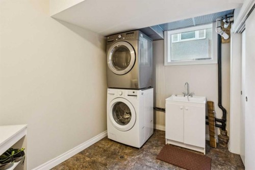 1043 32 Avenue Nw, Calgary, AB - Indoor Photo Showing Laundry Room