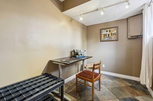 1043 32 Avenue Nw, Calgary, AB - Indoor