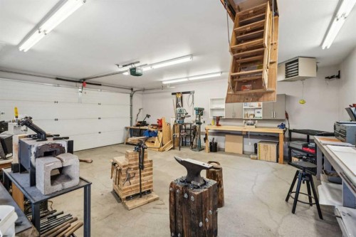 1043 32 Avenue Nw, Calgary, AB - Indoor Photo Showing Garage