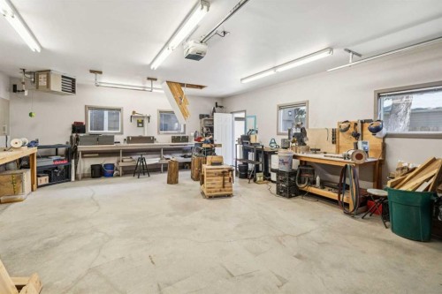 1043 32 Avenue Nw, Calgary, AB - Indoor Photo Showing Other Room