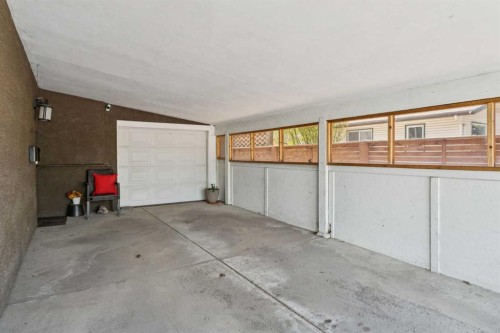 1043 32 Avenue Nw, Calgary, AB - Indoor Photo Showing Garage