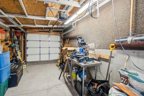 1043 32 Avenue Nw, Calgary, AB - Indoor Photo Showing Garage