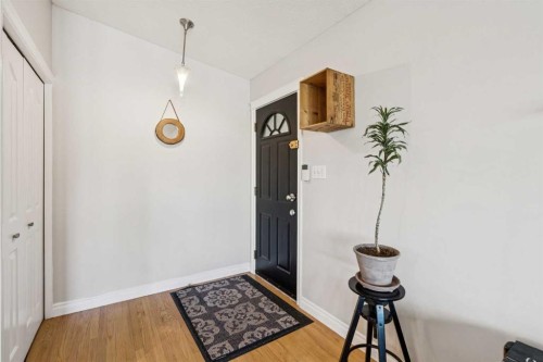 1043 32 Avenue Nw, Calgary, AB - Indoor Photo Showing Other Room