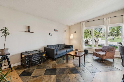 1043 32 Avenue Nw, Calgary, AB - Indoor Photo Showing Living Room