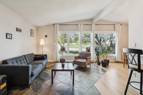 1043 32 Avenue Nw, Calgary, AB - Indoor Photo Showing Living Room