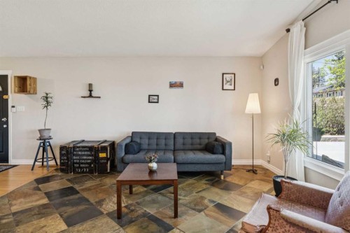 1043 32 Avenue Nw, Calgary, AB - Indoor Photo Showing Living Room