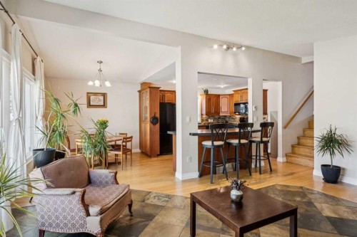 1043 32 Avenue Nw, Calgary, AB - Indoor Photo Showing Living Room