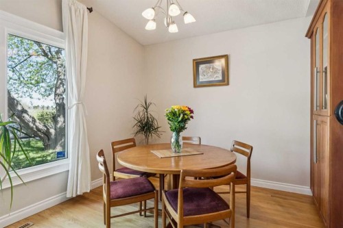 1043 32 Avenue Nw, Calgary, AB - Indoor Photo Showing Dining Room