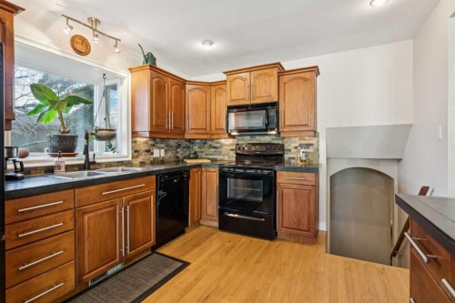 1043 32 Avenue Nw, Calgary, AB - Indoor Photo Showing Kitchen With Double Sink