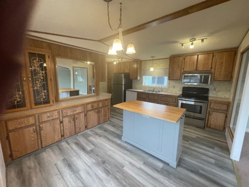 12 Westover Crescent, Claresholm, AB - Indoor Photo Showing Kitchen